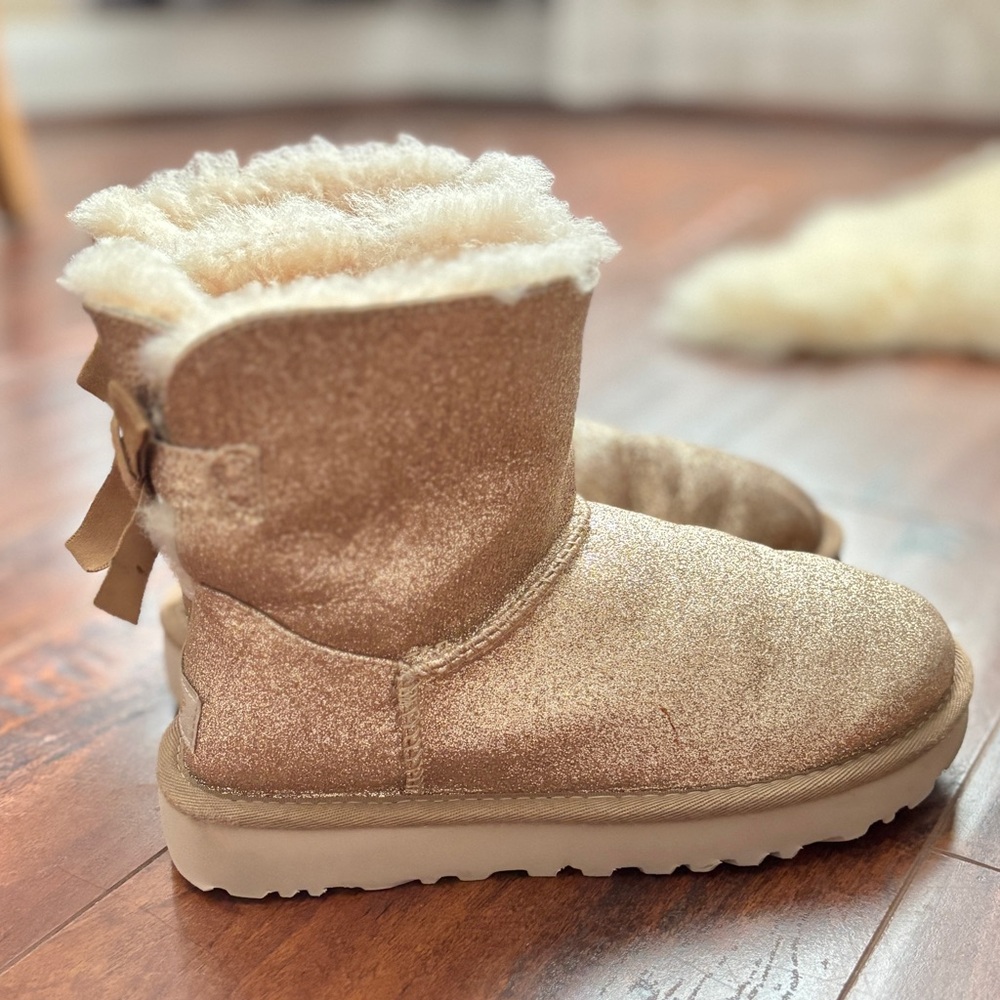UGG Mini Bailey Bow Sparkle Boots Gold Women’s Size 6